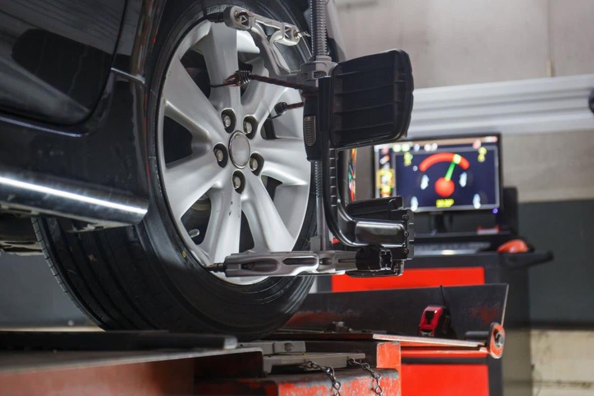                                Có cần thiết phải chỉnh độ chụm bánh xe ô tô không ?